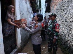 Polwan Terjun ke Lokasi Banjir Jakbar, Bagikan Sembako hingga Periksa Kesehatan