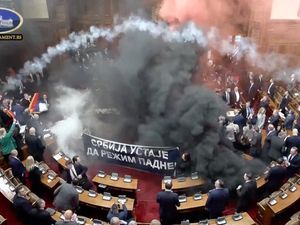 Ricuh Sidang Parlemen Serbia Sampai Legislator Lempar Bom Asap Ricuh Sidang Parlemen Serbia Sampai Legislator Lempar Bom Asap