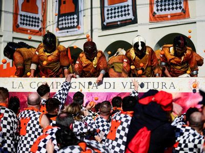 Potret Keseruan Tradisi Perang Jeruk di Italia