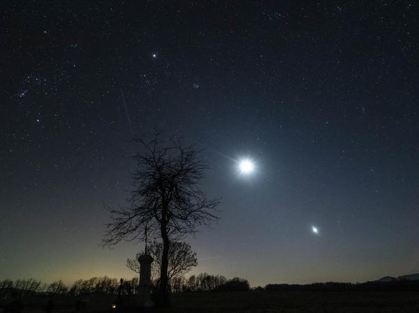 Potret Konjungsi Jupiter, Bulan, Venus di Langit Hungaria