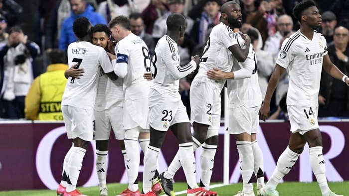 MADRID, SPAIN - MARCH 04: Rodrygo Goes celebrates after scoring a goal during the UEFA Champions League round of 16 first-leg match between Real Madrid and Atletico Madrid at Santiago Bernabeu Stadium in Madrid, Spain on March 04, 2025. (Photo by Burak Akbulut/Anadolu via Getty Images)