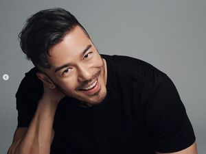 Viral Artis Ganteng Jadi Supir Taksi Online, Bikin Penumpang Kaget Viral Artis Ganteng Jadi Supir Taksi Online, Bikin Penumpang Kaget