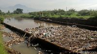 Jorok! Sampah Menumpuk di Bendungan Bugel Bandung