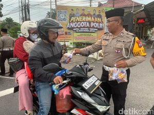 Satlantas Polres Blitar Peduli Ramadan dengan Berbagi Takjil Satlantas Polres Blitar Peduli Ramadan dengan Berbagi Takjil