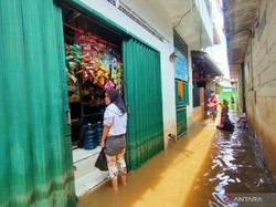 Kala Warung Sembako di Kedoya Tetap Buka di Tengah Banjir
