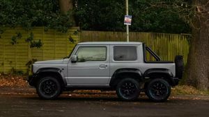 Potret Suzuki Jimny yang Dimodifikasi Pakai 6 Roda