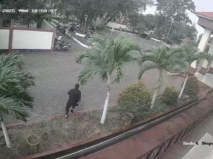 2 Tahanan Kejari Palu Kabur dari PN Saat Hendak Jalani Sidang Lanjutan 2 Tahanan Kejari Palu Kabur dari PN Saat Hendak Jalani Sidang Lanjutan