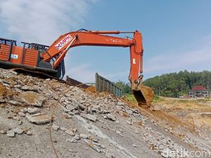 Tebing Longsor di Proyek Bendungan Bagong Mulai Dikeruk Tebing Longsor di Proyek Bendungan Bagong Mulai Dikeruk