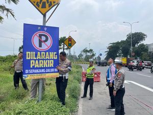 Polisi Larang Truk yang Marak Parkir di Gerbang Tol Lawang Malang Polisi Larang Truk yang Marak Parkir di Gerbang Tol Lawang Malang