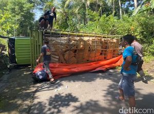 Truk Angkut Mebel Terguling di Trenggalek gegara Ikuti Google Maps Truk Angkut Mebel Terguling di Trenggalek gegara Ikuti Google Maps