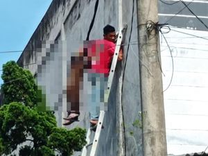 Tukang Bangunan Tergantung di Kabel Usai Tersengat Listrik Saat Mengecat Ruko