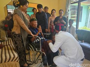 Momen Haru Wabup Karangasem Bersimpuh di Kaki Ayah Momen Haru Wabup Karangasem Bersimpuh di Kaki Ayah