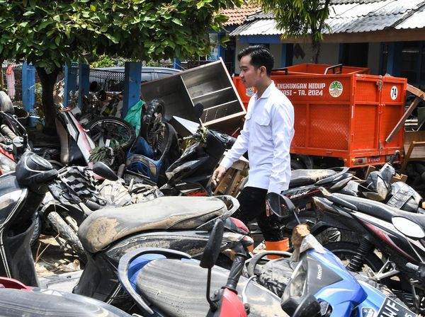 Wapres Gibran Tinjau Warga Terdampak Banjir di Bekasi