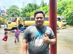 Gagal Ngantor, Pria Ini Akhirnya Live TikTok Bagikan Info Banjir di Jakbar