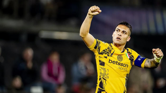FC Internazionale Milan forward Lautaro Martinez scores the 0-2 and celebrates the goal during the match between Feyenoord and Inter at Stadium De Kuip for the UEFA Champions League - Round of 16 - 1st leg season 2024-2025 in Rotterdam, Netherlands, on March 5, 2025. (Photo by Marcel van Dorst / EYE4images/NurPhoto via Getty Images)