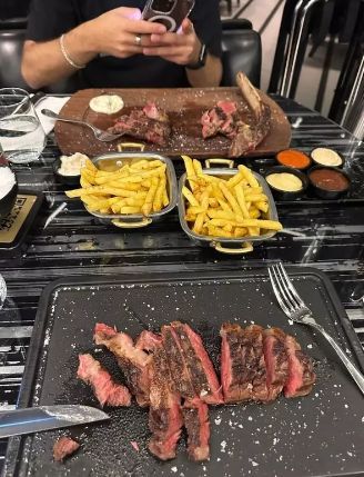 5 Orang Ini Rela Naik Pesawat Demi Beli Makanan di Negara Asalnya