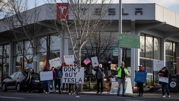 Aksi Warga AS Protes Elon Musk, Geruduk Dealer Tesla di California