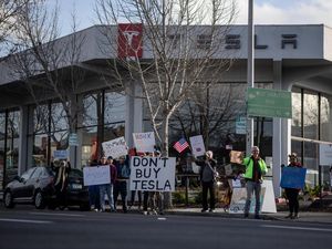 Aksi Warga AS Protes Elon Musk, Geruduk Dealer Tesla di California