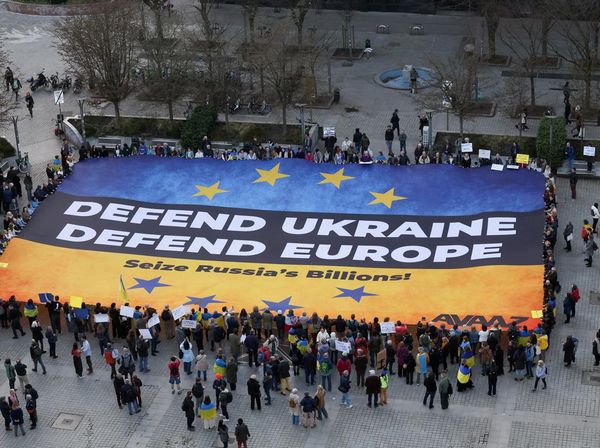 Aktivis Kibarkan Bendera Ukraina di Brussels, Desak Penyitaan Aset Rusia