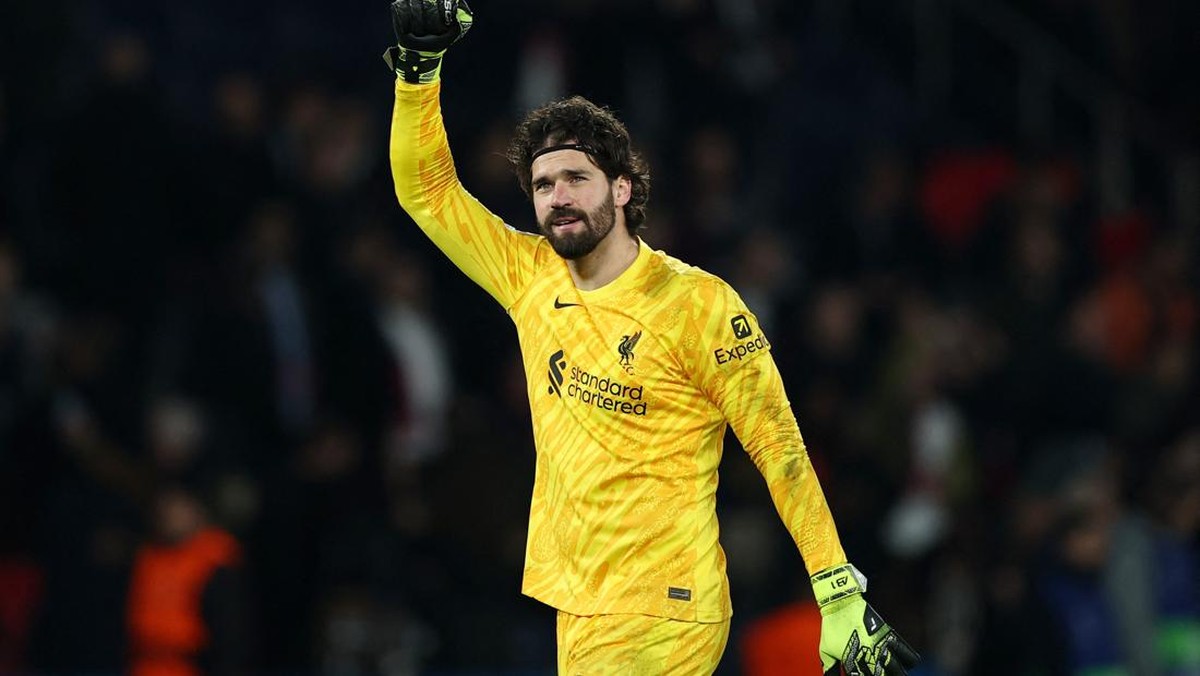 Alisson Becker jadi pahlawan kemenangan Liverpool atas PSG (REUTERS/Gonzalo Fuentes)