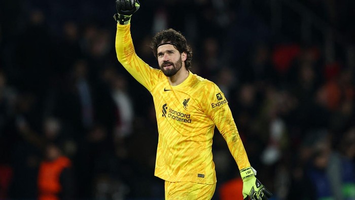 Alisson Becker Soccer Football - Champions League - Round of 16 - First Leg - Paris St Germain v Liverpool - Parc des Princes, Paris, France - March 5, 2025 Liverpools Alisson Becker celebrates after the match REUTERS/Gonzalo Fuentes