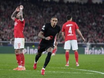 Video: 10 Pemain Barcelona Kalahkan Benfica