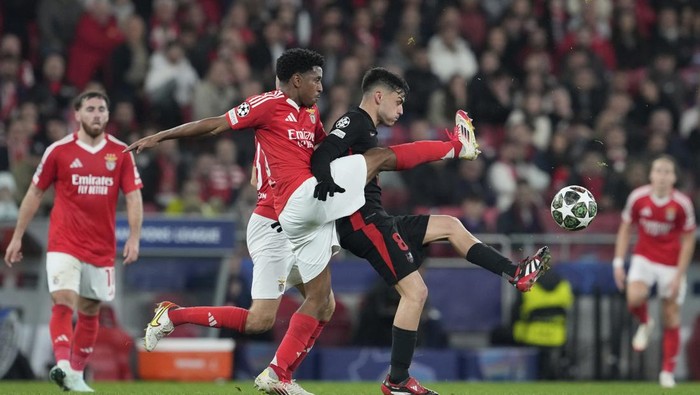Barcelonas Pedri, right, is challenged by Benficas Leandro Barreiro during the Champions League round of 16 first leg soccer match between SL Benfica and FC Barcelona at the Luz stadium in Lisbon, Wednesday, March 5, 2025. (AP Photo/Armando Franca)