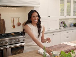 Detail Gaya Meghan Markle di Acara Baru Netflix, Masak Pakai Baju Rp 98 Juta