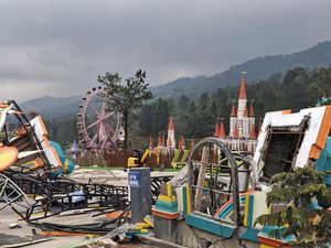 Drama Pembongkaran Hibisc Fantasy di Puncak Bogor Drama Pembongkaran Hibisc Fantasy di Puncak Bogor