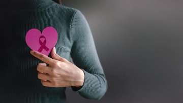 Jangan Tunggu Nyeri! 5 Gejala Awal Kanker Payudara yang Jarang Disadari Wanita - Infolitik
