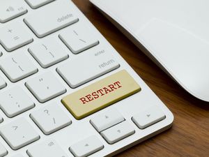 4 Cara Aman Restart Laptop yang Hang dengan Keyboard 4 Cara Aman Restart Laptop yang Hang dengan Keyboard
