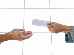 Sedekah tapi Masih Punya Utang, Bagaimana Hukumnya?