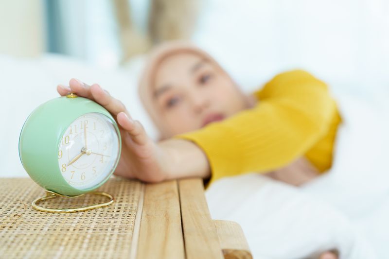 Ilustrasi tidur setelah makan sahur Beautiful Asian muslim young woman sleeping - relaxing on the bed during the day. Cozy and relaxing lifestyle of modern muslim woman concept.
