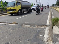 Hati-hati! Banyak Jalan Berlubang di Atas Jembatan Arteri Porong Sidoarjo