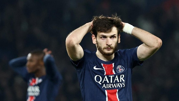 Khvicha Kvaratskhelia Soccer Football - Champions League - Round of 16 - First Leg - Paris St Germain v Liverpool - Parc des Princes, Paris, France - March 5, 2025 Paris St Germains Khvicha Kvaratskhelia reacts after missing a chance to score REUTERS/Gonzalo Fuentes