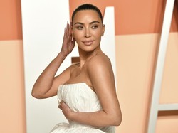 Kim Kardashian Tuai Kontroversi Gegara Gelang Kaki Mewah Senilai Rumah