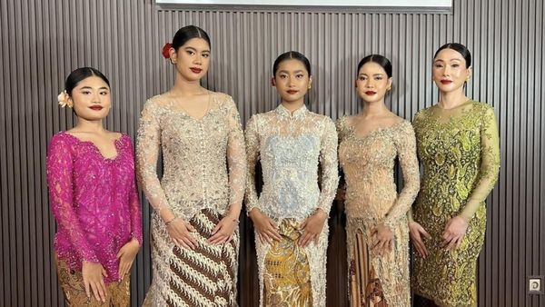 Foto Almira Yudhoyono Lulus Dari Sekolah Model, Berkebaya Dengan Riasan Bold
