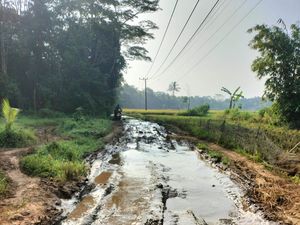 PUPR Banten Hitung Biaya Perbaikan Jalan Rusak yang Bikin Guru Jatuh PUPR Banten Hitung Biaya Perbaikan Jalan Rusak yang Bikin Guru Jatuh