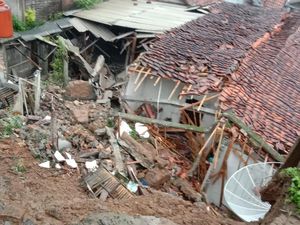 Talut Sepanjang 20 Meter Longsor Timpa 2 Rumah di Gumelar Banyumas Talut Sepanjang 20 Meter Longsor Timpa 2 Rumah di Gumelar Banyumas