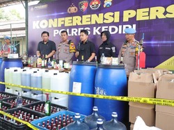 Produsen Miras Oplosan di Kediri Dibongkar, Ratusan Botol Siap Edar Disita