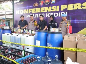 Produsen Miras Oplosan di Kediri Dibongkar, Ratusan Botol Siap Edar Disita Produsen Miras Oplosan di Kediri Dibongkar, Ratusan Botol Siap Edar Disita