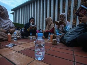 Le Minerale Siapkan 8000 Paket Buka Puasa untuk Jemaah Masjid Istiqlal Le Minerale Siapkan 8000 Paket Buka Puasa untuk Jemaah Masjid Istiqlal