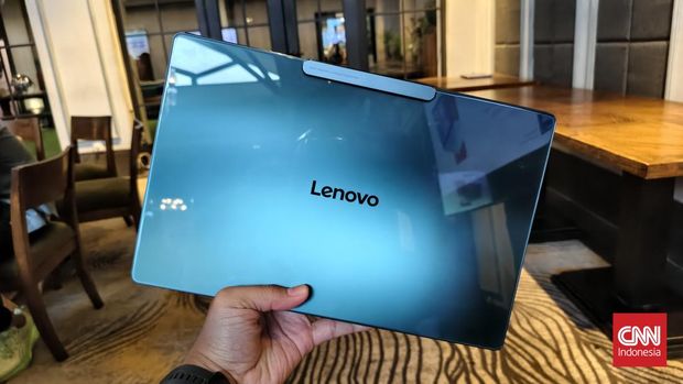 Lenovo membawa deretan produk laptop terbarunya ke Indonesia, salah satunya adalah Yoga Slim 9i Gen 10 yang mempunyai kamera di bawah layar.