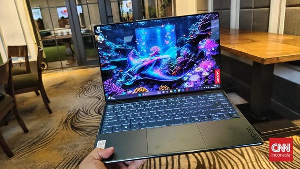 Lenovo membawa deretan produk laptop terbarunya ke Indonesia, salah satunya adalah Yoga Slim 9i Gen 10 yang mempunyai kamera di bawah layar.