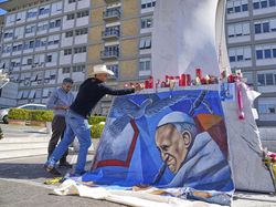 Lukisan Wajah Paus Fransiskus Dipajang di Luar Rumah Sakit Italia