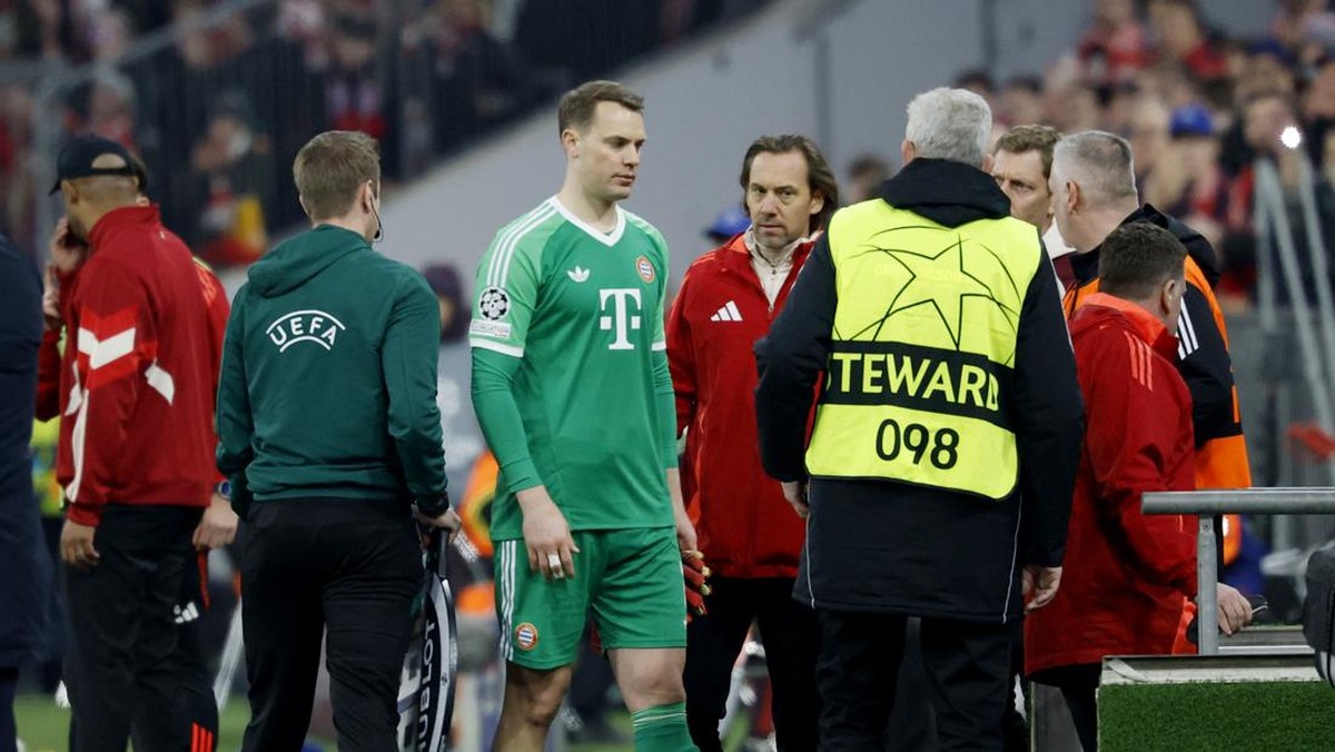 Manuel Neuer mengalami cedera betis saat Bayern Munich mengalahkan Bayer Leverkusen (REUTERS/Heiko Becker)