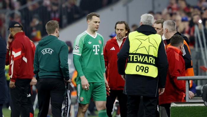 Manuel Neuer Soccer Football - Champions League - Round of 16 - First Leg - Bayern Munich v Bayer Leverkusen - Allianz Arena, Munich, Germany - March 5, 2025 Bayern Munich's Manuel Neuer reacts after being substituted due to injury REUTERS/Heiko Becker