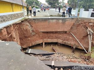 Melihat dari Dekat Jembatan Amblas di Kemang Pratama Bekasi yang Dicek AHY