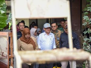 Mendikdasmen Kunjungi Sekolah Korban Banjir Bekasi, Beri Bantuan Rp855 Juta Mendikdasmen Kunjungi Sekolah Korban Banjir Bekasi, Beri Bantuan Rp855 Juta