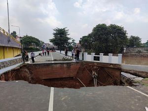 Bakal Ada Jembatan Sementara Pengganti yang Amblas di Kemang Pratama Bekasi Bakal Ada Jembatan Sementara Pengganti yang Amblas di Kemang Pratama Bekasi